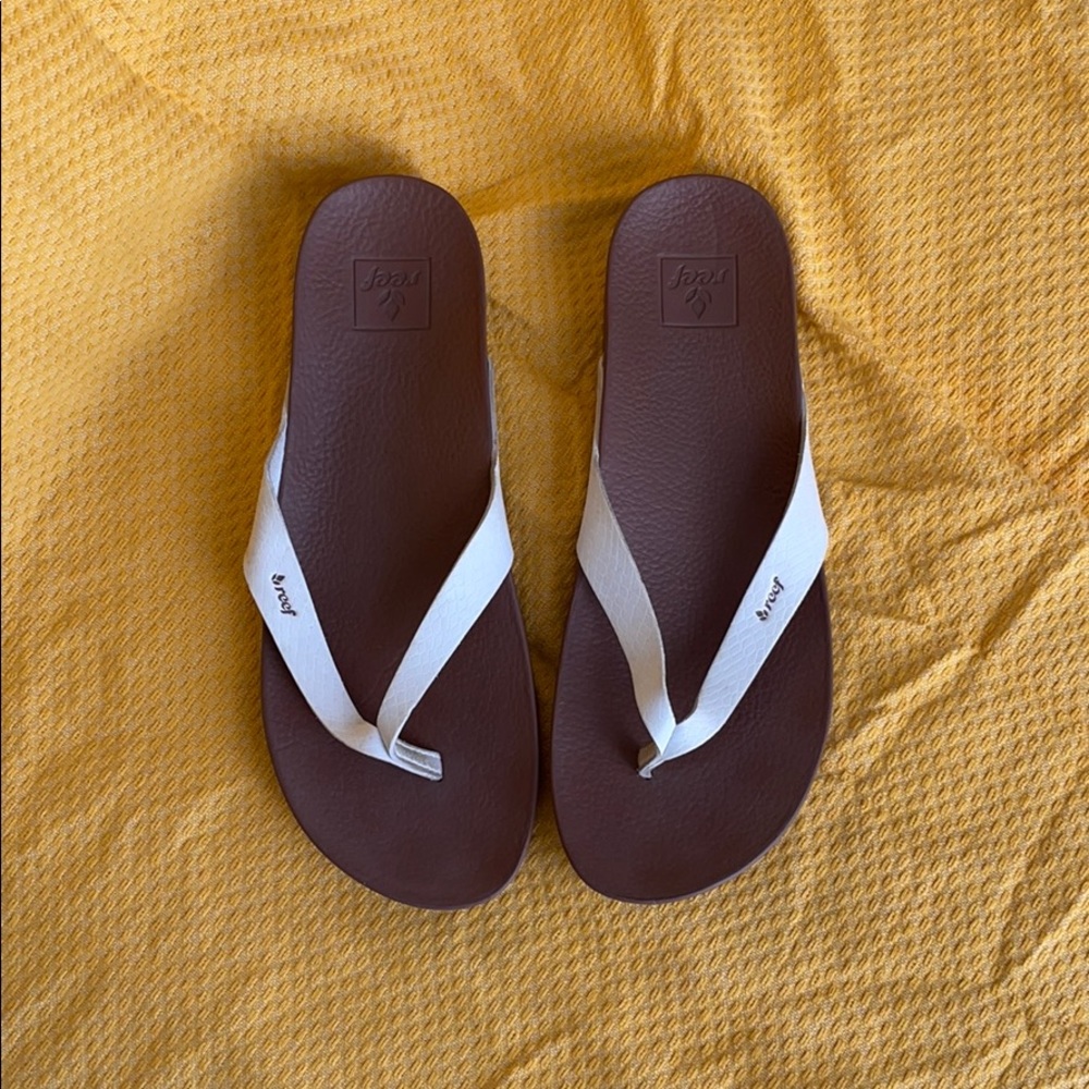 Reef women’s size 8 sandals (foam comfort)